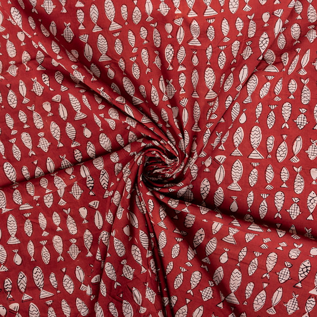 〔1m切り売り〕ジャイプル職人手作り　インド伝統の木版染め更紗マルチクロス　色彩豊かなボタニカルデザイン〔幅約115cm〕 - 赤系 5 - 生地の拡大写真です。とても良い風合いです。