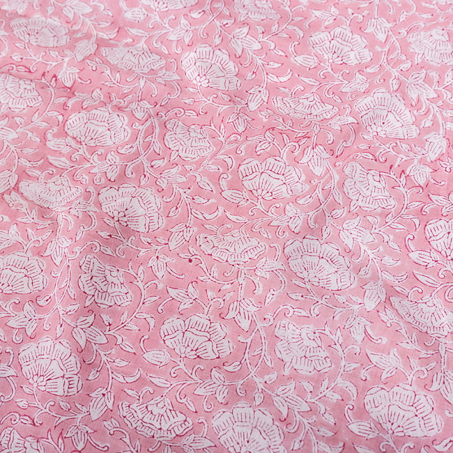 〔1m単位切り売り〕ジャイプル 職人手作り 色彩豊かなボタニカルデザイン おしゃれ 生地 花柄 テーブルクロス 刺繍素材などへ〔幅約110cm〕 - ピンク系 4 - インドならではの布ですね。