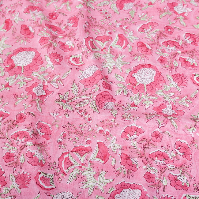 〔1m切り売り〕ジャイプル　職人手作り　色彩豊かなボタニカルデザイン　おしゃれ　生地　花柄　テーブルクロス　刺繍素材などへ〔幅約110cm〕 - ピンク系 4 - インドならではの布ですね。