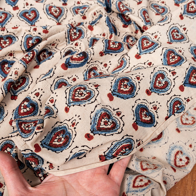 〔1m切り売り〕アジュラックプール村からやってきた　昔ながらの木版染め更紗模様布〔幅約113cm〕 - ベージュナチュラル系 6 - ハンドメイドならではの、とても良い風合いです。