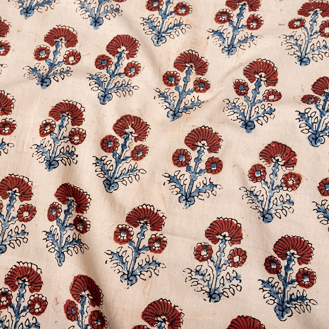 〔1m切り売り〕アジュラックプール村からやってきた　昔ながらの木版染め更紗模様布〔幅約115cm〕 - ベージュナチュラル系 4 - インドならではの布ですね。