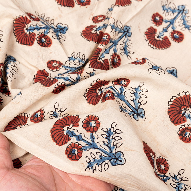 〔1m切り売り〕アジュラックプール村からやってきた　昔ながらの木版染め更紗模様布〔幅約115cm〕 - ベージュナチュラル系 6 - ハンドメイドならではの、とても良い風合いです。