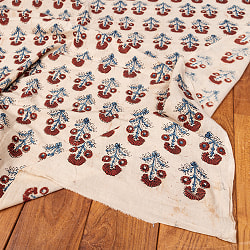 〔1m切り売り〕アジュラックプール村からやってきた　昔ながらの木版染め更紗模様布〔幅約115cm〕 - ベージュナチュラル系の商品写真