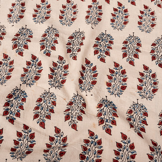 〔1m切り売り〕アジュラックプール村からやってきた　昔ながらの木版染め更紗模様布〔幅約111cm〕 - ベージュナチュラル系 4 - インドならではの布ですね。