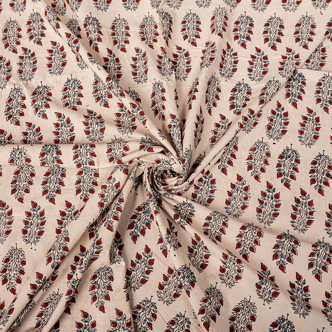 〔1m切り売り〕アジュラックプール村からやってきた　昔ながらの木版染め更紗模様布〔幅約111cm〕 - ベージュナチュラル系 5 - 生地の拡大写真です。とても良い風合いです。