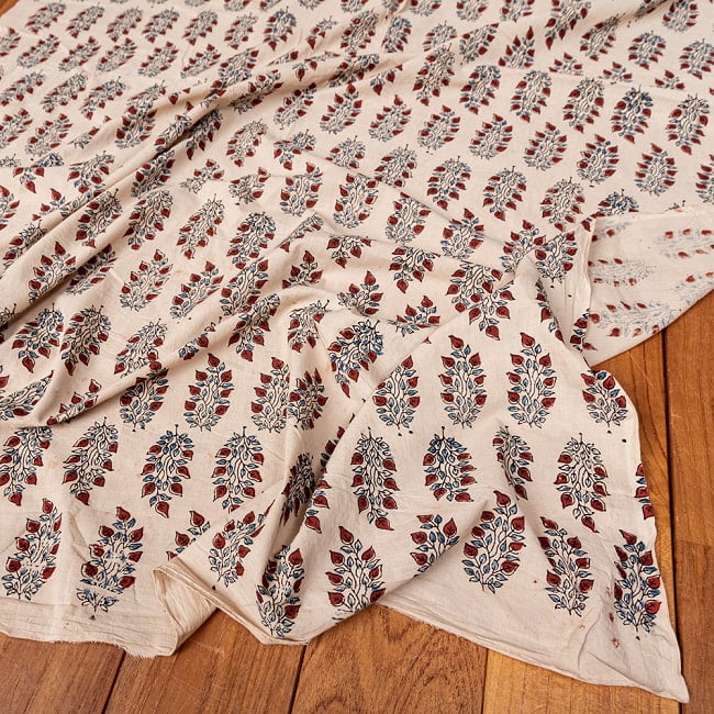 〔1m切り売り〕アジュラックプール村からやってきた　昔ながらの木版染め更紗模様布〔幅約111cm〕 - ベージュナチュラル系の写真