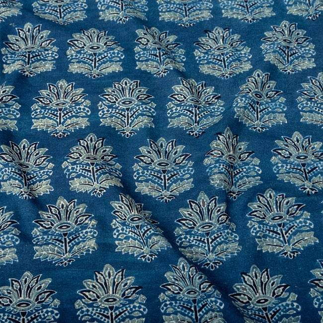 〔1m切り売り〕アジュラックプール村からやってきた　昔ながらのインディゴ木版染め更紗模様布〔幅約110cm〕 - ネイビー系 4 - インドならではの布ですね。