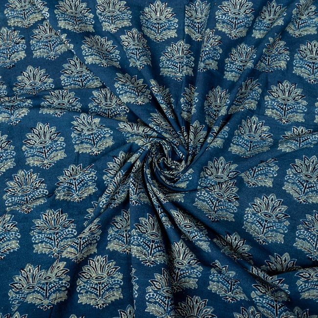 〔1m切り売り〕アジュラックプール村からやってきた　昔ながらのインディゴ木版染め更紗模様布〔幅約110cm〕 - ネイビー系 5 - 生地の拡大写真です。とても良い風合いです。