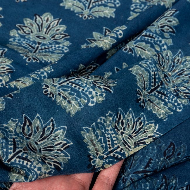〔1m切り売り〕アジュラックプール村からやってきた　昔ながらのインディゴ木版染め更紗模様布〔幅約110cm〕 - ネイビー系 6 - ハンドメイドならではの、とても良い風合いです。