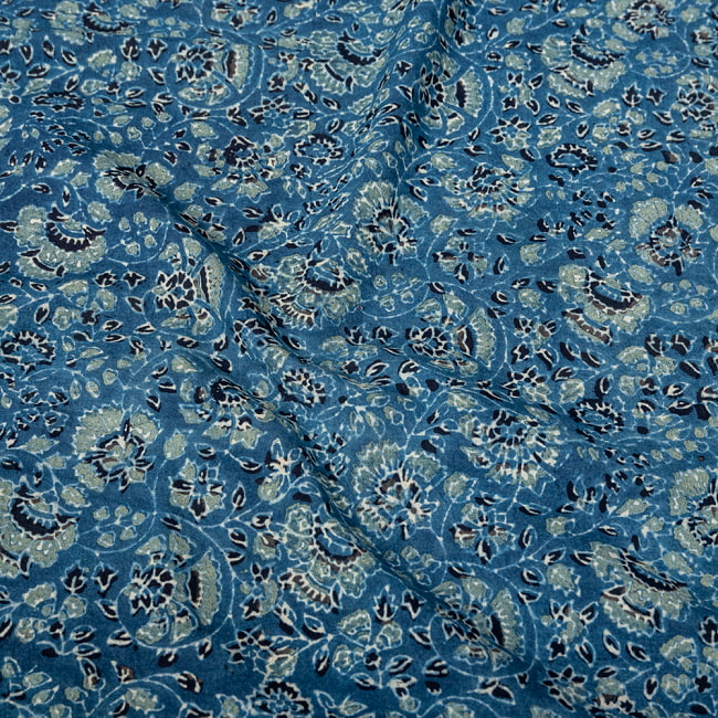 〔1m切り売り〕アジュラックプール村からやってきた　昔ながらのインディゴ木版染め更紗模様布〔幅約113cm〕 - ネイビー系 4 - インドならではの布ですね。