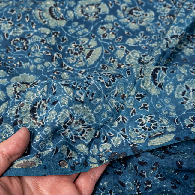 〔1m切り売り〕アジュラックプール村からやってきた　昔ながらのインディゴ木版染め更紗模様布〔幅約113cm〕 - ネイビー系 6 - ハンドメイドならではの、とても良い風合いです。