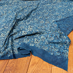 〔1m切り売り〕アジュラックプール村からやってきた　昔ながらのインディゴ木版染め更紗模様布〔幅約113cm〕 - ネイビー系の商品写真
