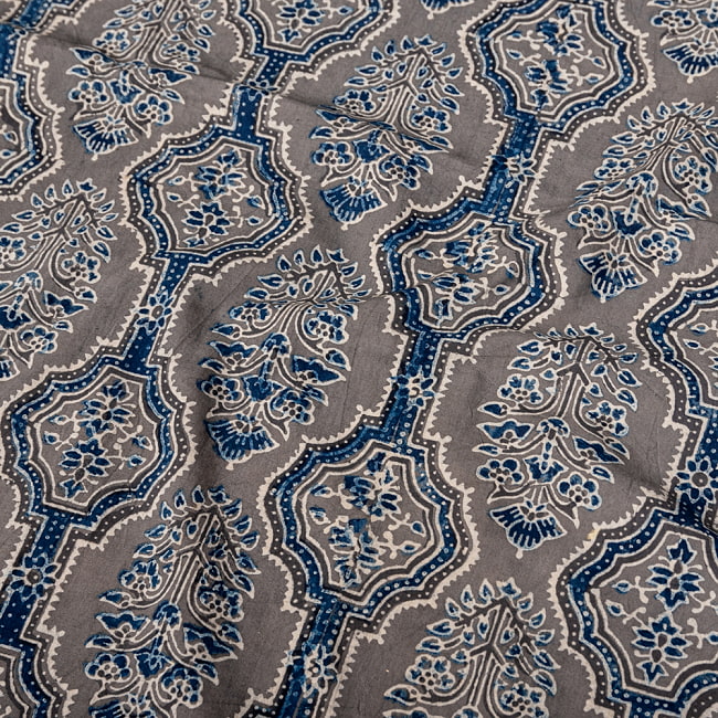 〔1m切り売り〕アジュラックプール村からやってきた　昔ながらの木版染め更紗模様布〔幅約114cm〕 - グレー系 4 - インドならではの布ですね。