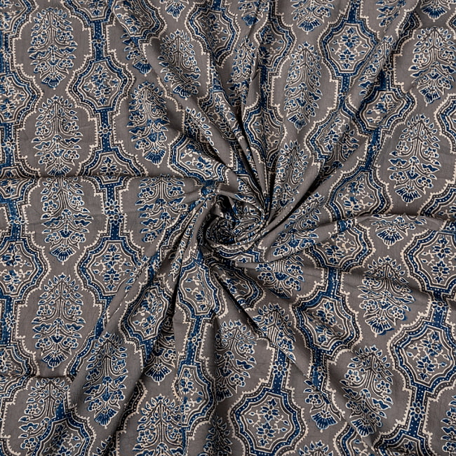 〔1m切り売り〕アジュラックプール村からやってきた　昔ながらの木版染め更紗模様布〔幅約114cm〕 - グレー系 5 - 生地の拡大写真です。とても良い風合いです。