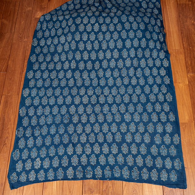 〔1m切り売り〕アジュラックプール村からやってきた　昔ながらのインディゴ木版染め更紗模様布〔幅約110cm〕 - ネイビー系 2 - とても素敵な雰囲気です