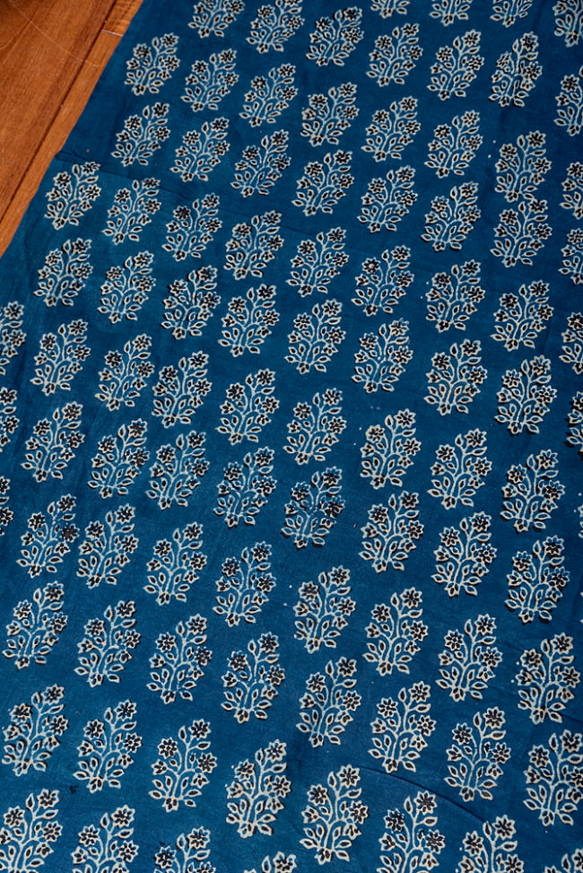 〔1m切り売り〕アジュラックプール村からやってきた　昔ながらのインディゴ木版染め更紗模様布〔幅約110cm〕 - ネイビー系 3 - 1mの長さごとにご購入いただけます。