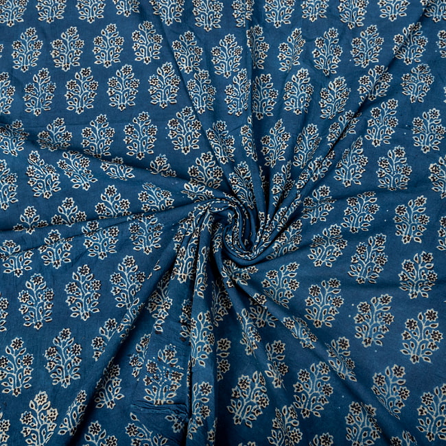 〔1m切り売り〕アジュラックプール村からやってきた　昔ながらのインディゴ木版染め更紗模様布〔幅約110cm〕 - ネイビー系 5 - 生地の拡大写真です。とても良い風合いです。