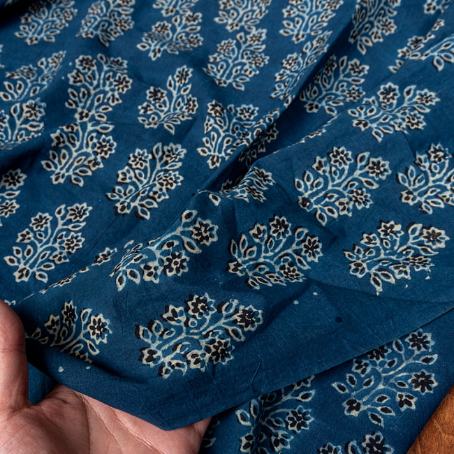 〔1m切り売り〕アジュラックプール村からやってきた　昔ながらのインディゴ木版染め更紗模様布〔幅約110cm〕 - ネイビー系 6 - ハンドメイドならではの、とても良い風合いです。