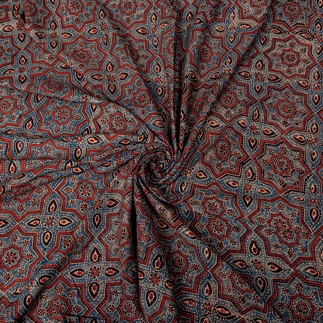 〔1m切り売り〕アジュラックプール村からやってきた　昔ながらの木版染めアジュラックデザインの伝統模様布〔幅約112cm〕 - ブラック系 5 - 生地の拡大写真です。とても良い風合いです。