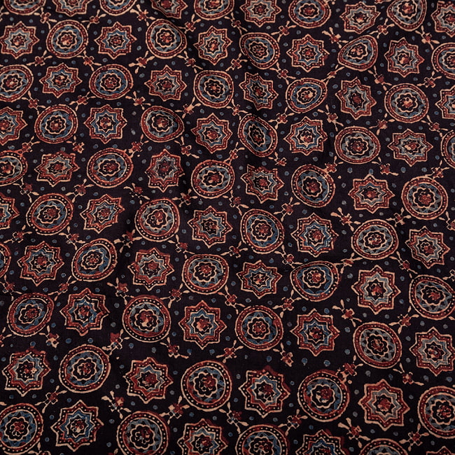 〔1m切り売り〕アジュラックプール村からやってきた　昔ながらの木版染めアジュラックデザインの伝統模様布〔幅約112cm〕 - ブラック系 4 - インドならではの布ですね。