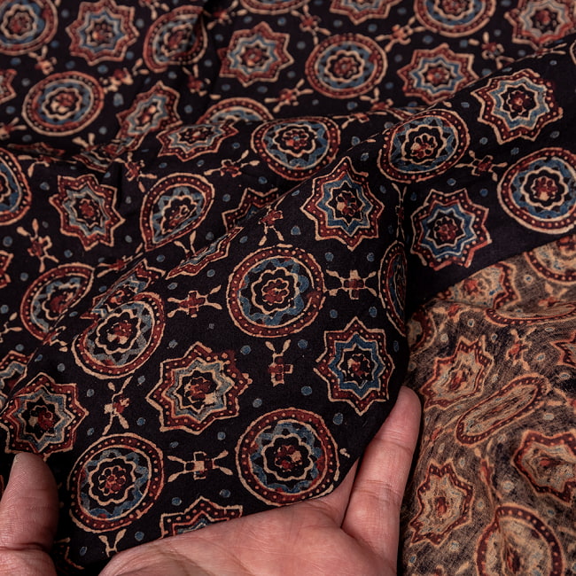 〔1m切り売り〕アジュラックプール村からやってきた　昔ながらの木版染めアジュラックデザインの伝統模様布〔幅約112cm〕 - ブラック系 6 - ハンドメイドならではの、とても良い風合いです。