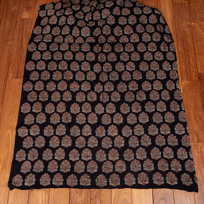 〔1m切り売り〕アジュラックプール村からやってきた　昔ながらの木版染め更紗模様布〔幅約111cm〕 - ブラック系 2 - とても素敵な雰囲気です