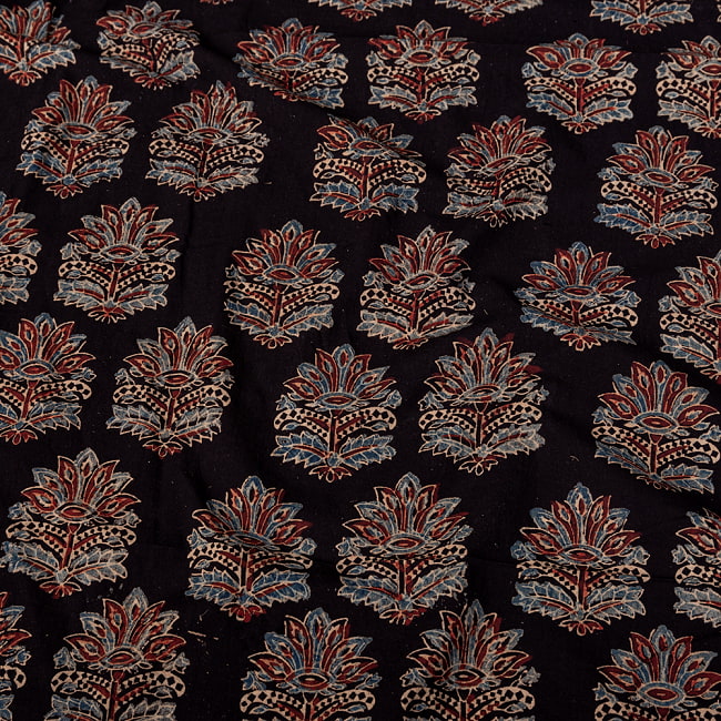 〔1m切り売り〕アジュラックプール村からやってきた　昔ながらの木版染め更紗模様布〔幅約111cm〕 - ブラック系 4 - インドならではの布ですね。