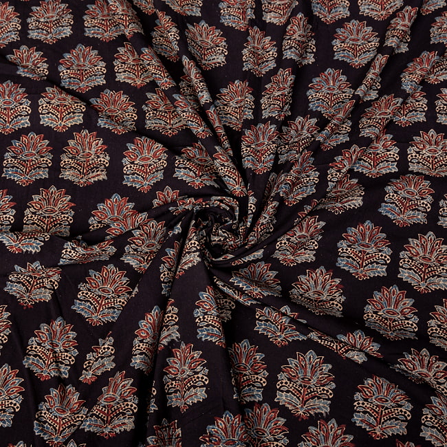 〔1m切り売り〕アジュラックプール村からやってきた　昔ながらの木版染め更紗模様布〔幅約111cm〕 - ブラック系 5 - 生地の拡大写真です。とても良い風合いです。