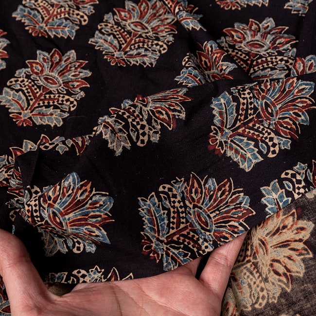 〔1m切り売り〕アジュラックプール村からやってきた　昔ながらの木版染め更紗模様布〔幅約111cm〕 - ブラック系 6 - ハンドメイドならではの、とても良い風合いです。