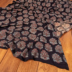 〔1m切り売り〕アジュラックプール村からやってきた　昔ながらの木版染め更紗模様布〔幅約111cm〕 - ブラック系の商品写真