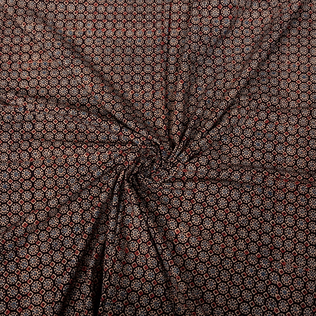 〔1m切り売り〕アジュラックプール村からやってきた　昔ながらの木版染め伝統模様布〔幅約111cm〕 - ブラック系 5 - 生地の拡大写真です。とても良い風合いです。