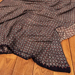 〔1m切り売り〕アジュラックプール村からやってきた　昔ながらの木版染め伝統模様布〔幅約111cm〕 - ブラック系の商品写真
