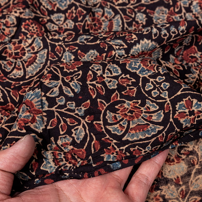 〔1m切り売り〕アジュラックプール村からやってきた　昔ながらの木版染め更紗模様布〔幅約110cm〕 - ブラック系 6 - ハンドメイドならではの、とても良い風合いです。