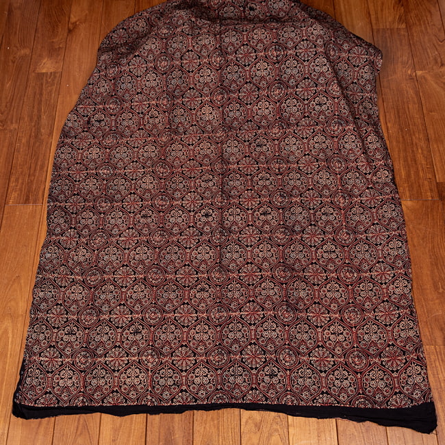 〔1m単位切り売り〕アジュラックプール村からやってきた　昔ながらの木版染めアジュラックデザインの伝統模様布〔幅約109cm〕 - ブラック系 2 - とても素敵な雰囲気です