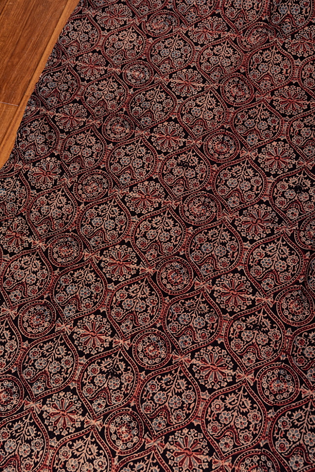 〔1m単位切り売り〕アジュラックプール村からやってきた　昔ながらの木版染めアジュラックデザインの伝統模様布〔幅約109cm〕 - ブラック系 3 - 1mの長さごとにご購入いただけます。