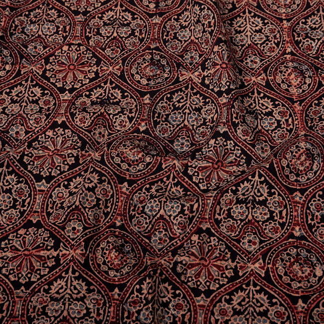 〔1m切り売り〕アジュラックプール村からやってきた　昔ながらの木版染めアジュラックデザインの伝統模様布〔幅約109cm〕 - ブラック系 4 - インドならではの布ですね。