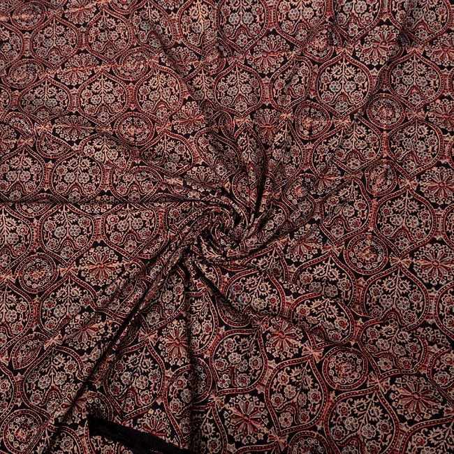 〔1m切り売り〕アジュラックプール村からやってきた　昔ながらの木版染めアジュラックデザインの伝統模様布〔幅約109cm〕 - ブラック系 5 - 生地の拡大写真です。とても良い風合いです。