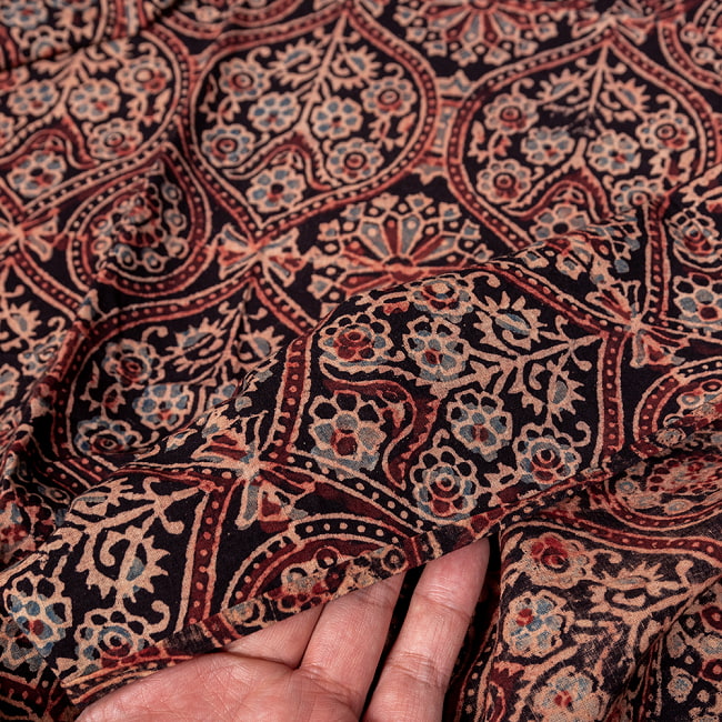 〔1m単位切り売り〕アジュラックプール村からやってきた　昔ながらの木版染めアジュラックデザインの伝統模様布〔幅約109cm〕 - ブラック系 6 - ハンドメイドならではの、とても良い風合いです。