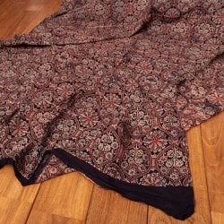 〔1m単位切り売り〕アジュラックプール村からやってきた　昔ながらの木版染めアジュラックデザインの伝統模様布〔幅約109cm〕 - ブラック系の商品写真