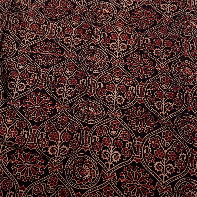 〔1m切り売り〕アジュラックプール村からやってきた　昔ながらの木版染めアジュラックデザインの伝統模様布〔幅約110cm〕 - ブラック系 4 - インドならではの布ですね。