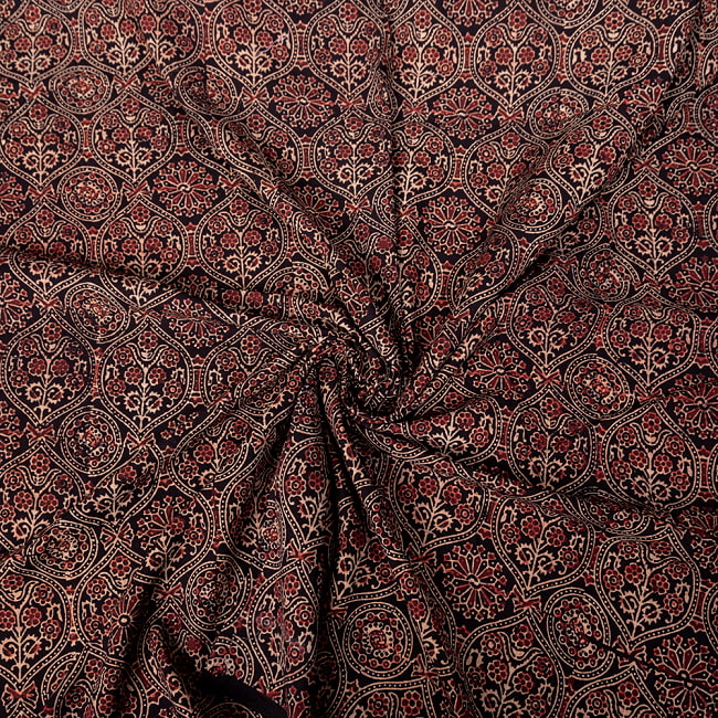 〔1m切り売り〕アジュラックプール村からやってきた　昔ながらの木版染めアジュラックデザインの伝統模様布〔幅約110cm〕 - ブラック系 5 - 生地の拡大写真です。とても良い風合いです。