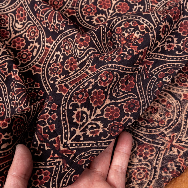 〔1m切り売り〕アジュラックプール村からやってきた　昔ながらの木版染めアジュラックデザインの伝統模様布〔幅約110cm〕 - ブラック系 6 - ハンドメイドならではの、とても良い風合いです。