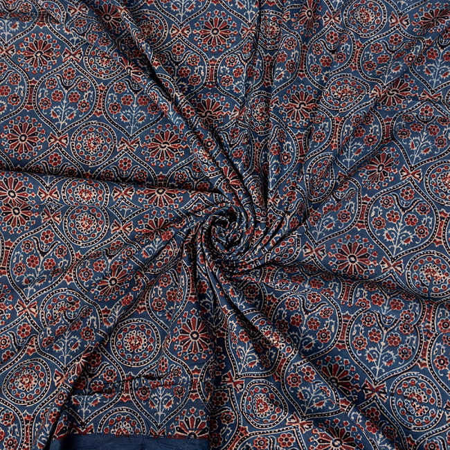 〔1m切り売り〕アジュラックプール村からやってきた　昔ながらの木版染めアジュラックデザインのインディゴ伝統模様布〔幅約109cm〕 - ネイビー系 5 - 生地の拡大写真です。とても良い風合いです。