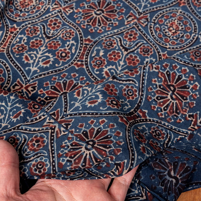 〔1m切り売り〕アジュラックプール村からやってきた　昔ながらの木版染めアジュラックデザインのインディゴ伝統模様布〔幅約109cm〕 - ネイビー系 6 - ハンドメイドならではの、とても良い風合いです。