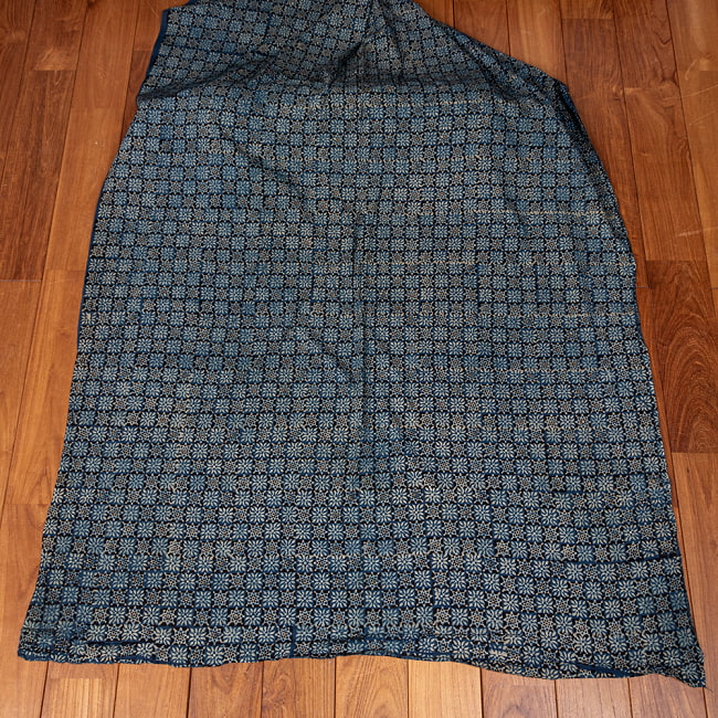 〔1m切り売り〕アジュラックプール村からやってきた　昔ながらのインディゴ木版染め更紗模様布〔幅約114cm〕 - ネイビー系 2 - とても素敵な雰囲気です