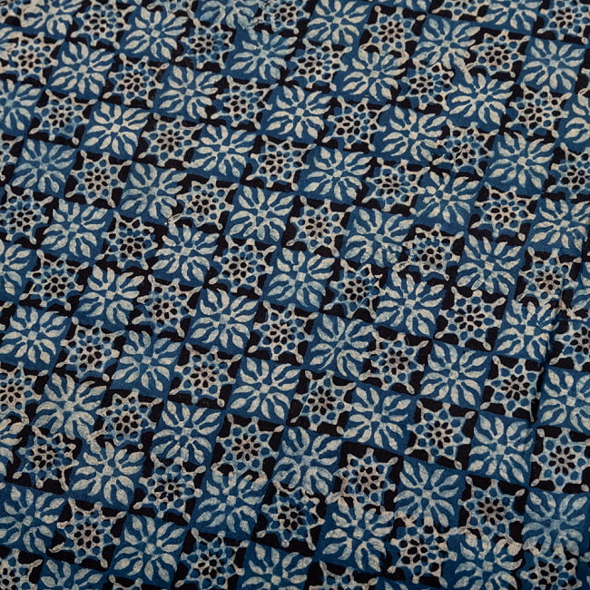 〔1m切り売り〕アジュラックプール村からやってきた　昔ながらのインディゴ木版染め更紗模様布〔幅約114cm〕 - ネイビー系 4 - インドならではの布ですね。