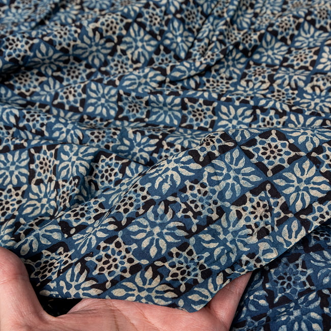 〔1m切り売り〕アジュラックプール村からやってきた　昔ながらのインディゴ木版染め更紗模様布〔幅約114cm〕 - ネイビー系 6 - ハンドメイドならではの、とても良い風合いです。