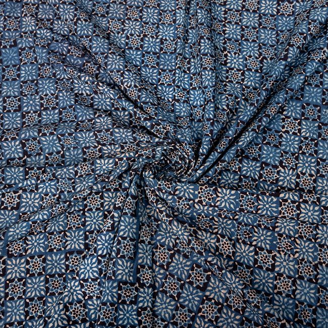 〔1m切り売り〕アジュラックプール村からやってきた　昔ながらのインディゴ木版染め更紗模様布〔幅約113cm〕 - ネイビー系 5 - 生地の拡大写真です。とても良い風合いです。