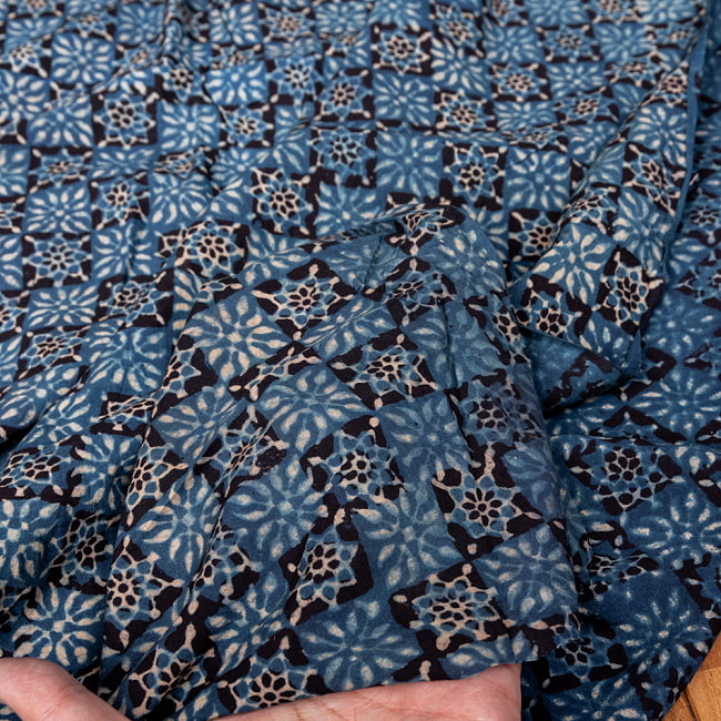 〔1m切り売り〕アジュラックプール村からやってきた　昔ながらのインディゴ木版染め更紗模様布〔幅約113cm〕 - ネイビー系 6 - ハンドメイドならではの、とても良い風合いです。