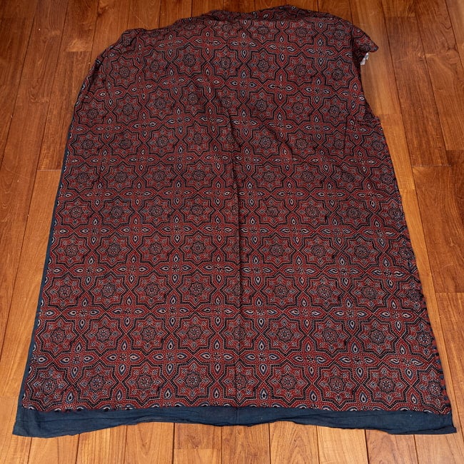 〔1m切り売り〕アジュラックプール村からやってきた　昔ながらの木版染めアジュラックデザインの伝統模様布〔幅約111cm〕 - 赤系 2 - とても素敵な雰囲気です